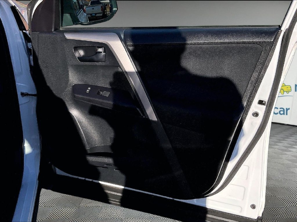 Used 2018 White Toyota LE image 12