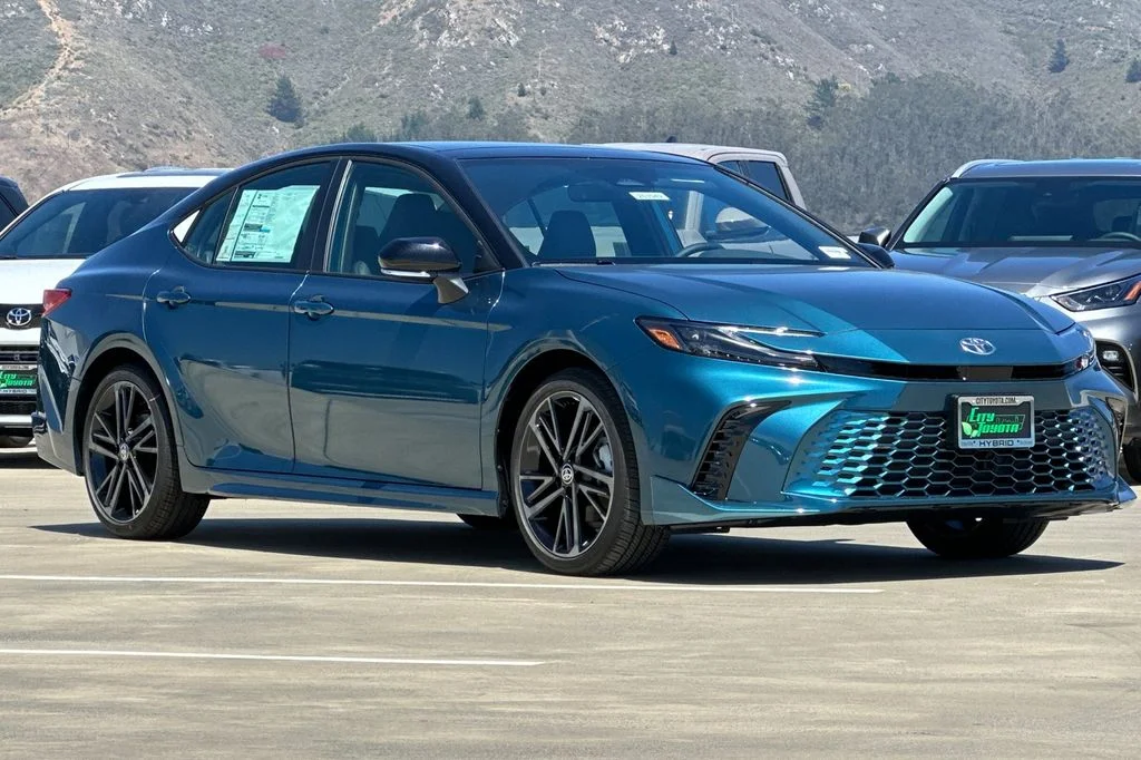 New 2026 Ocean Gem with Midnight Black Metallic roof <sup>1</sup> Toyota  XSE image 2