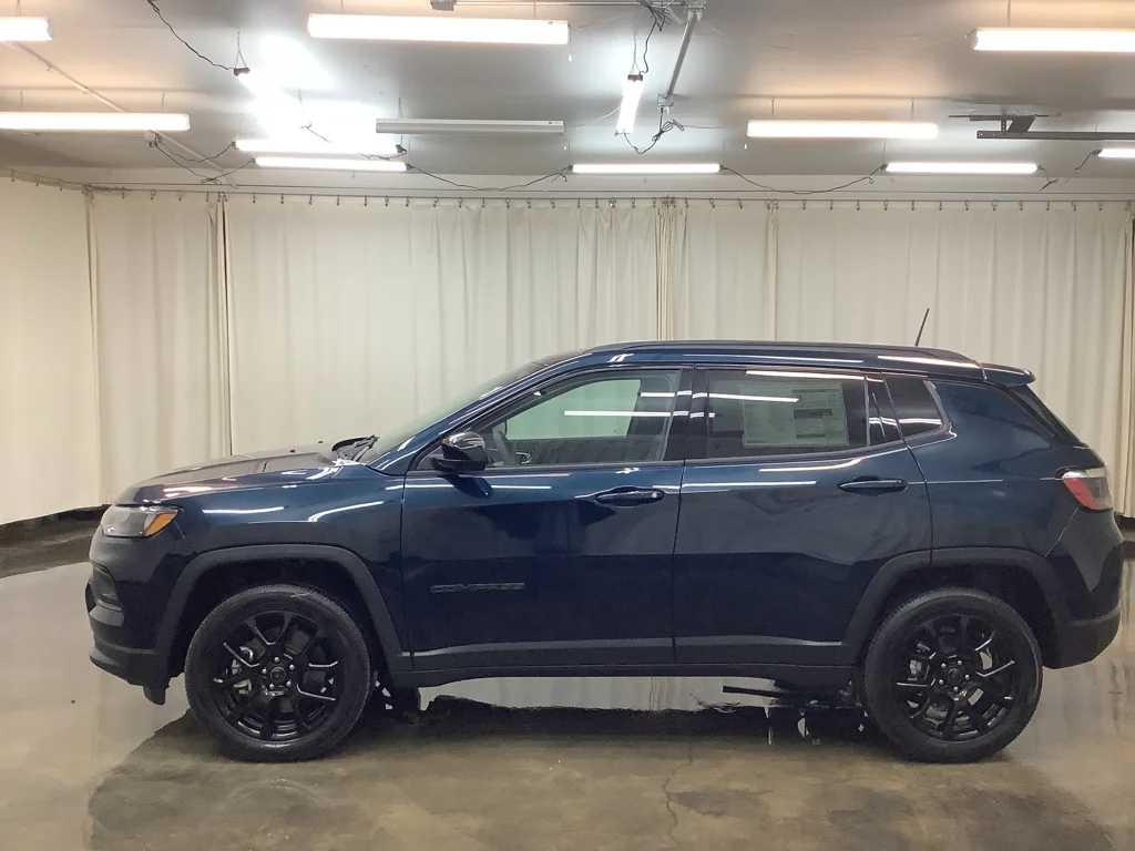 New 2026 Fathom Blue Pearl-Coat Exterior Paint Jeep Latitude image 9