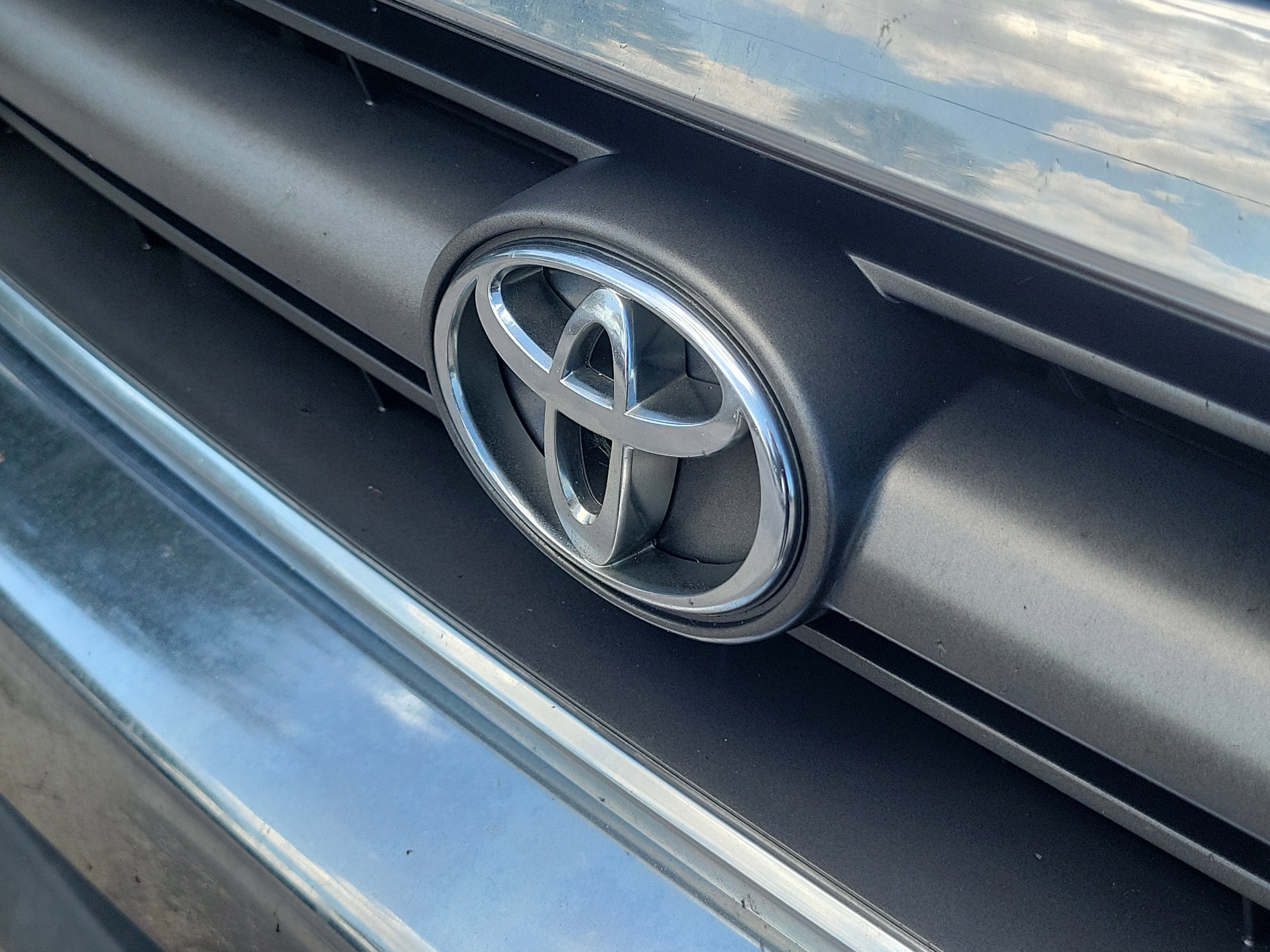 Used 1998  Toyota Limited image 9