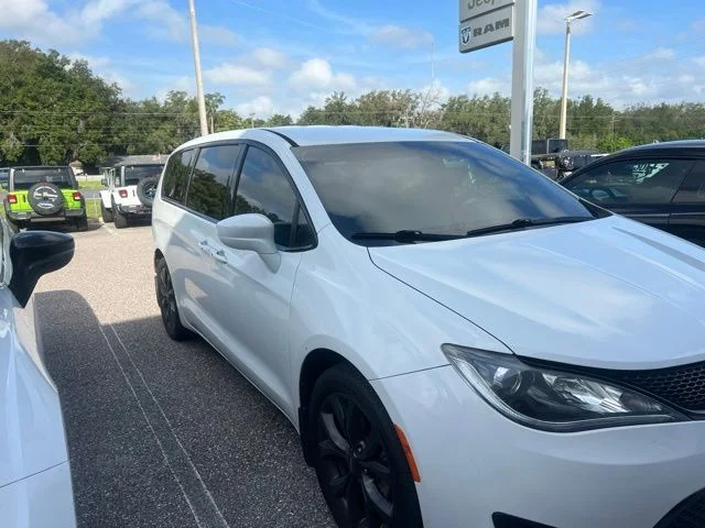 Used 2018 White Chrysler Touring Plus image 5