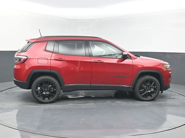 New 2026 Red Hot Pearl-Coat Exterior Paint Jeep Latitude image 7