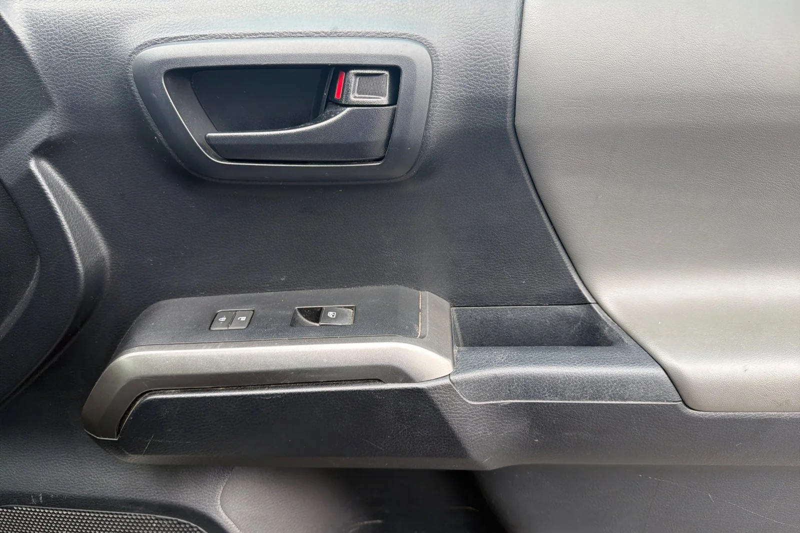 Used 2018 White Toyota SR5 image 21