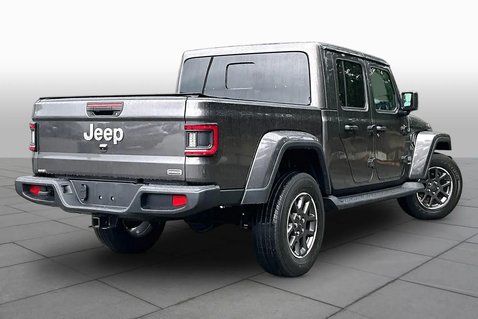 Used 2020 Granite Crystal Metallic Clearcoat Jeep Overland image 12