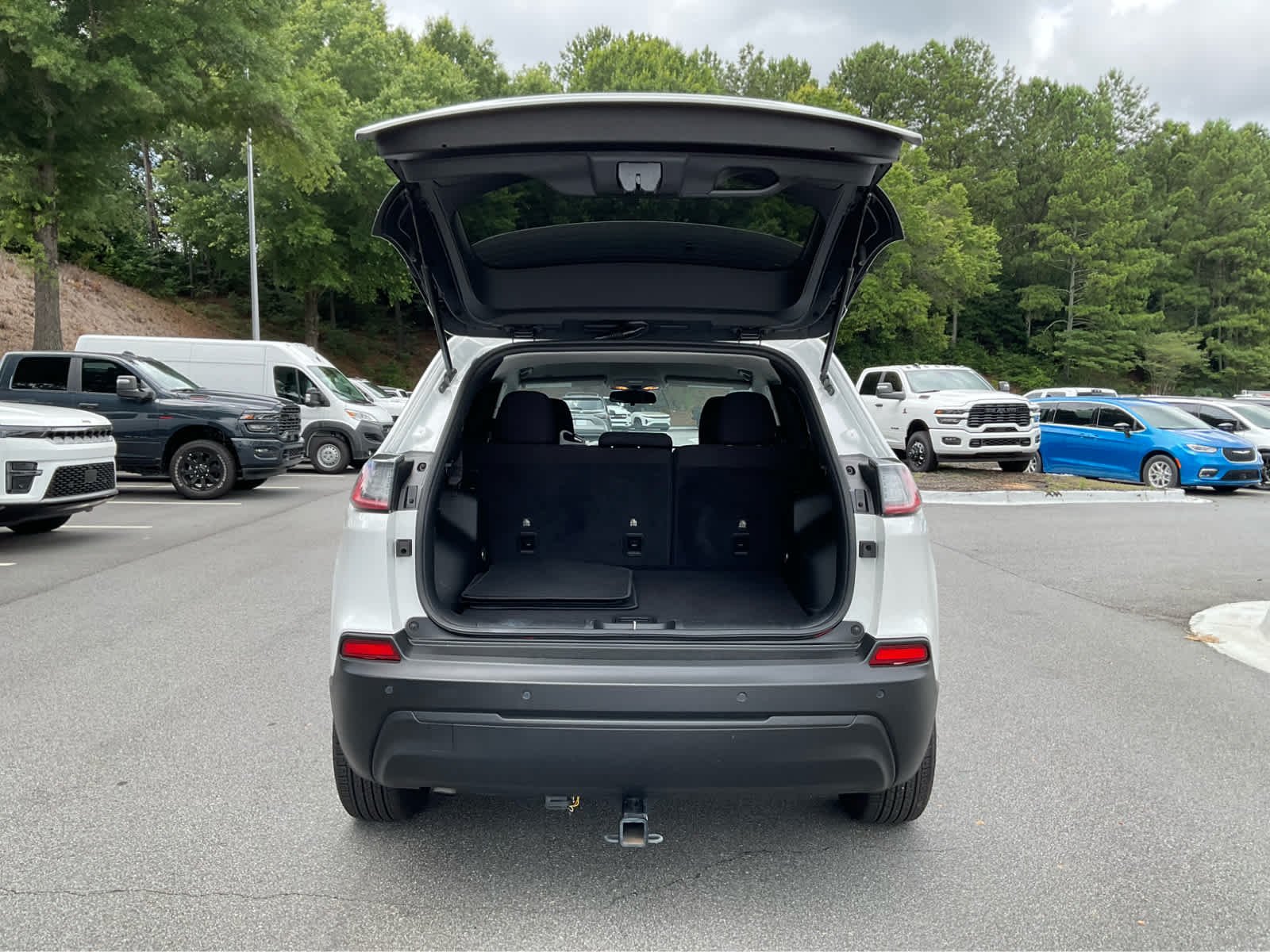 Used 2019 Bright White Clearcoat Jeep Latitude image 27