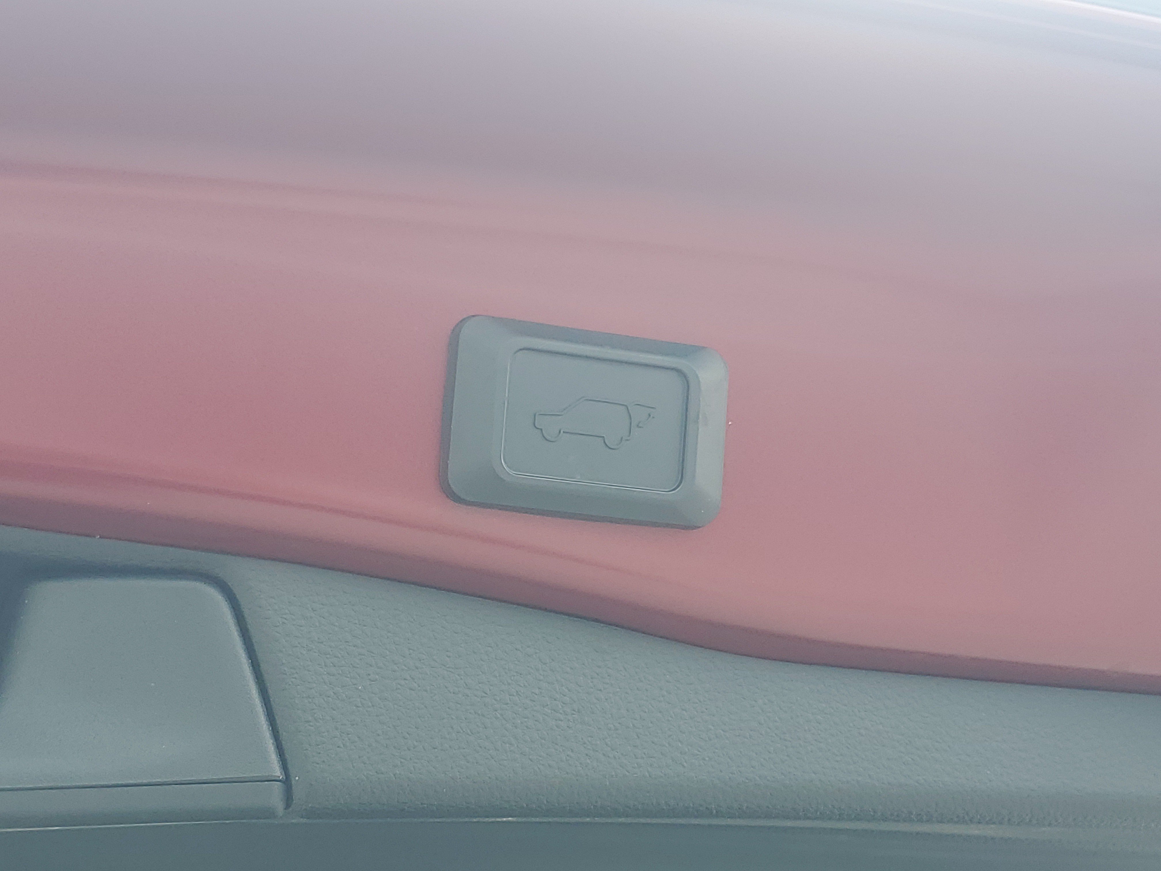 Used 2019 Pearl Toyota XLE Premium image 10