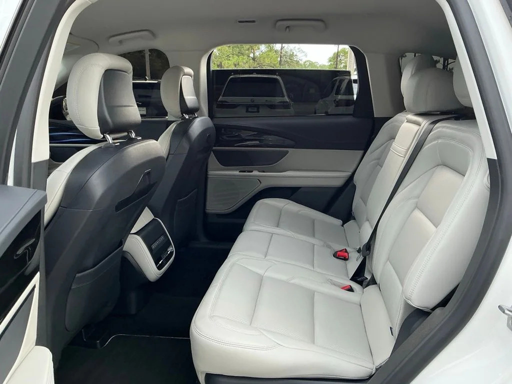 Used 2026 White Lincoln Premiere image 36