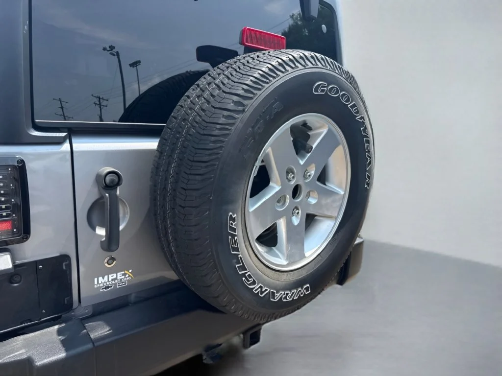 Used 2017  Jeep Sport image 28