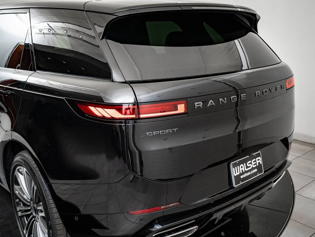 New 2026 Santorini Black Metallic Land Rover Dynamic SE image 18