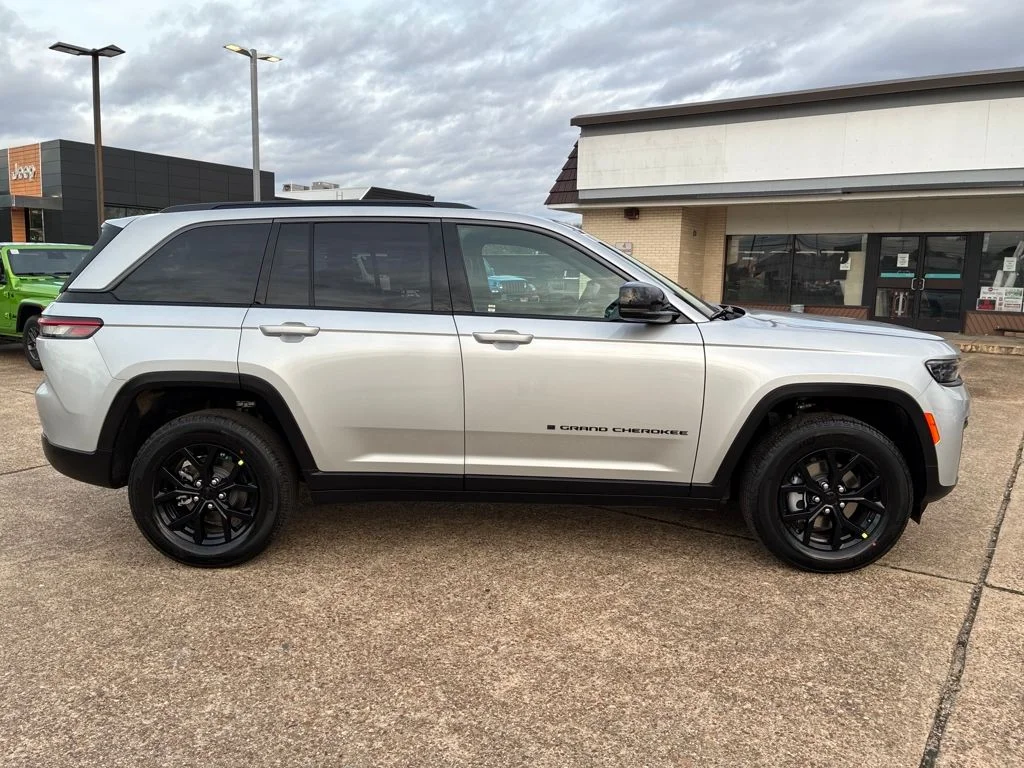 New 2026 Silver Zynith Exterior Paint Jeep Altitude image 7