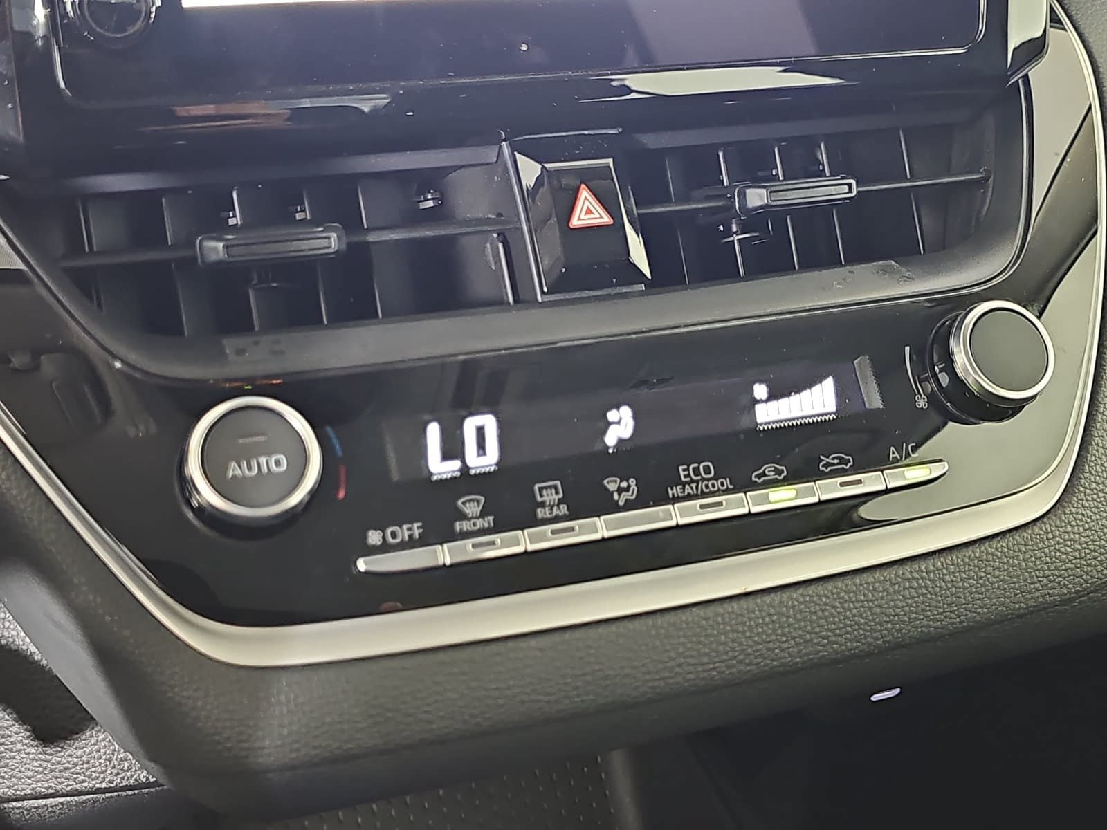 Used 2025 White Toyota LE image 21