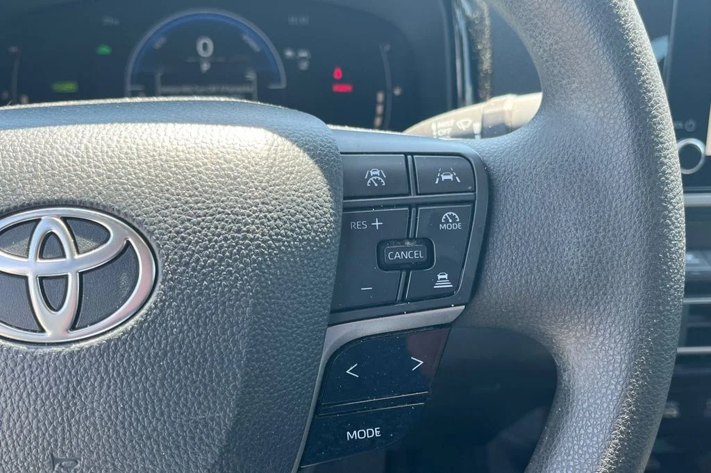 Used 2025 White Toyota LE image 34