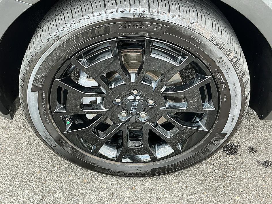 Used 2021 Gravity Grey Kia SX image 8