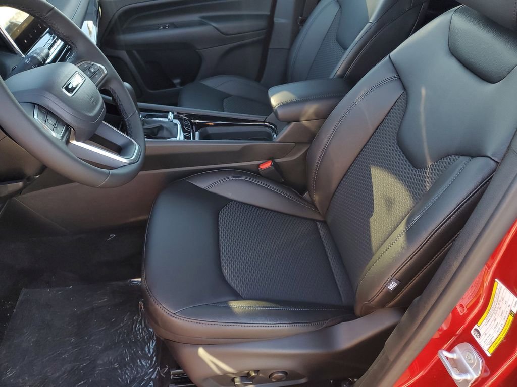 New 2026 Red Hot Pearl-Coat Exterior Paint Jeep Latitude image 15