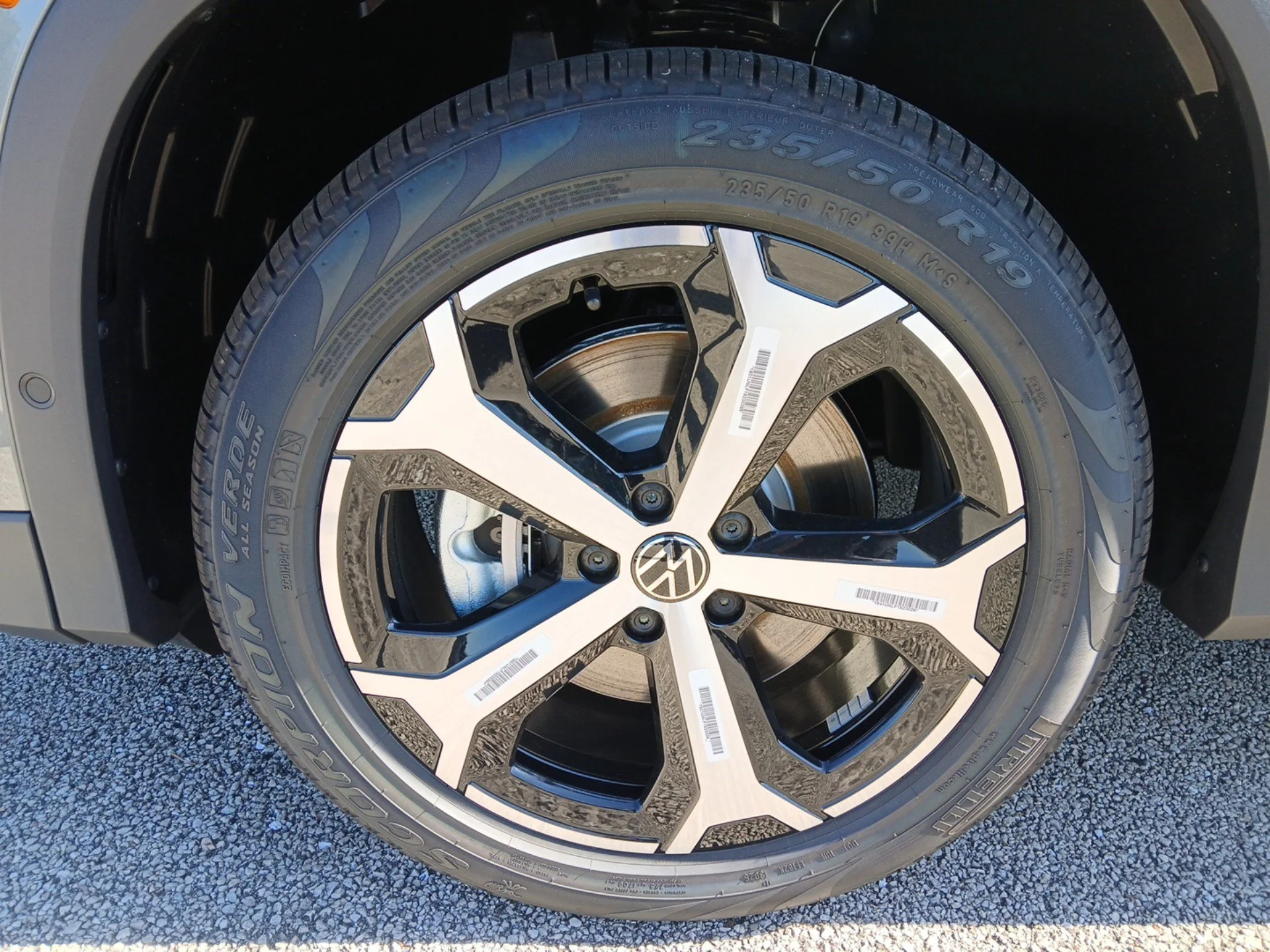 New 2026 Platinum Gray Metallic Volkswagen SE image 28