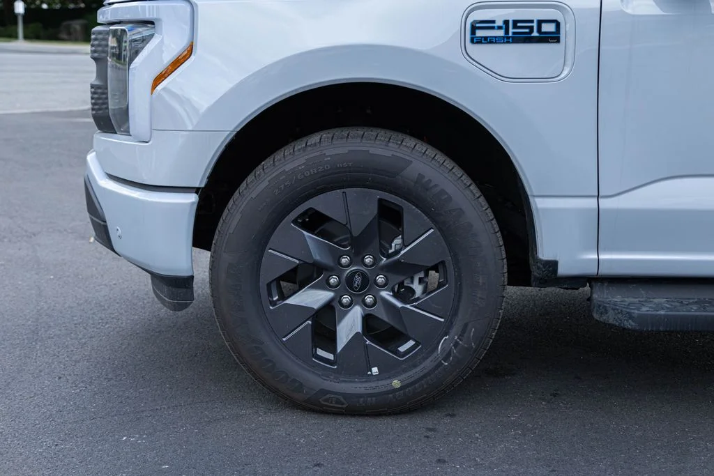 2025 Ford F-150 Lightning Flash - Photo 28