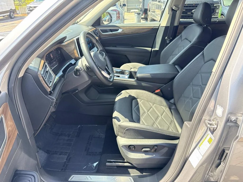 Used 2025  Volkswagen 2.0T SE w/Technology image 15