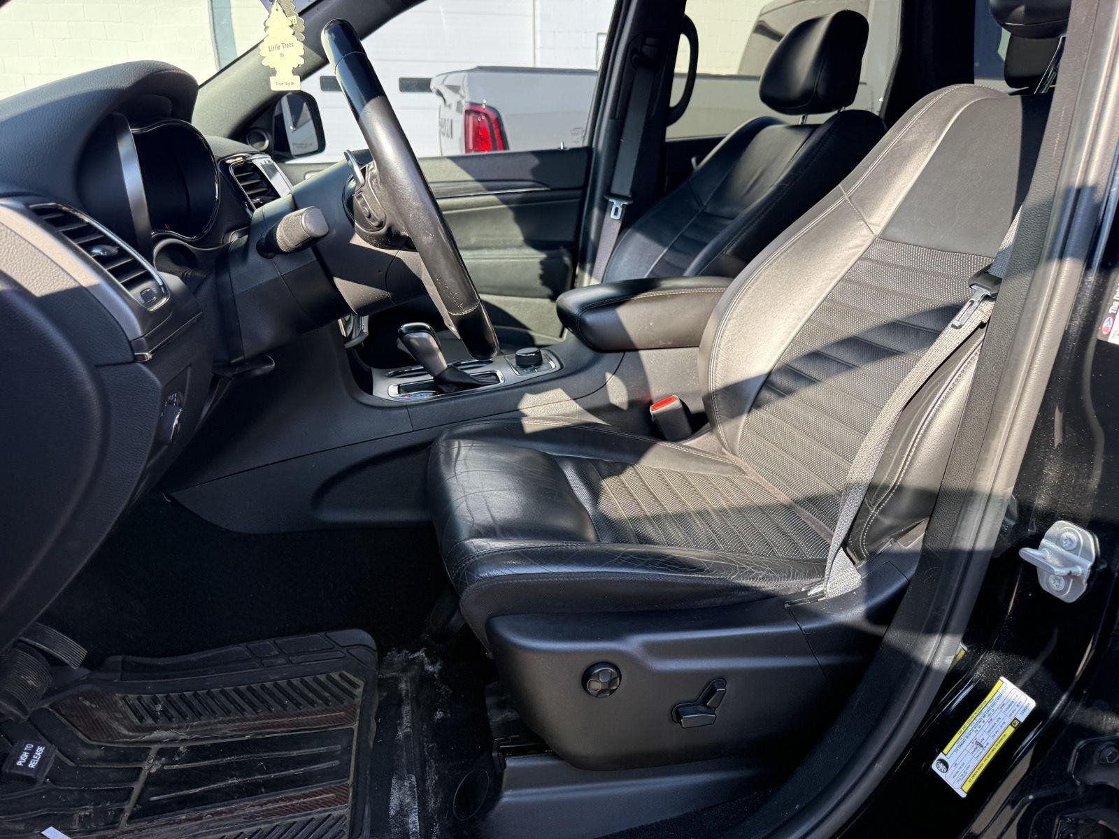 Used 2020 Diamond Black Crystal Pearlcoat Jeep Limited X image 9