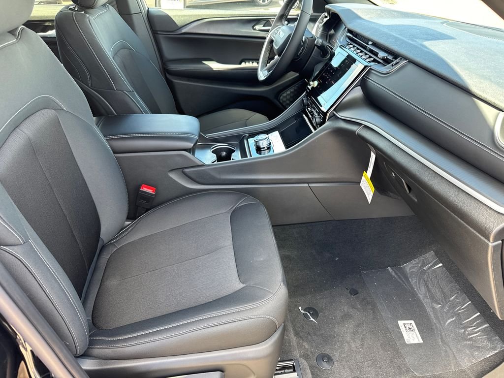 New 2026 Diamond Black Crystal Pearlcoat Jeep Laredo X image 14