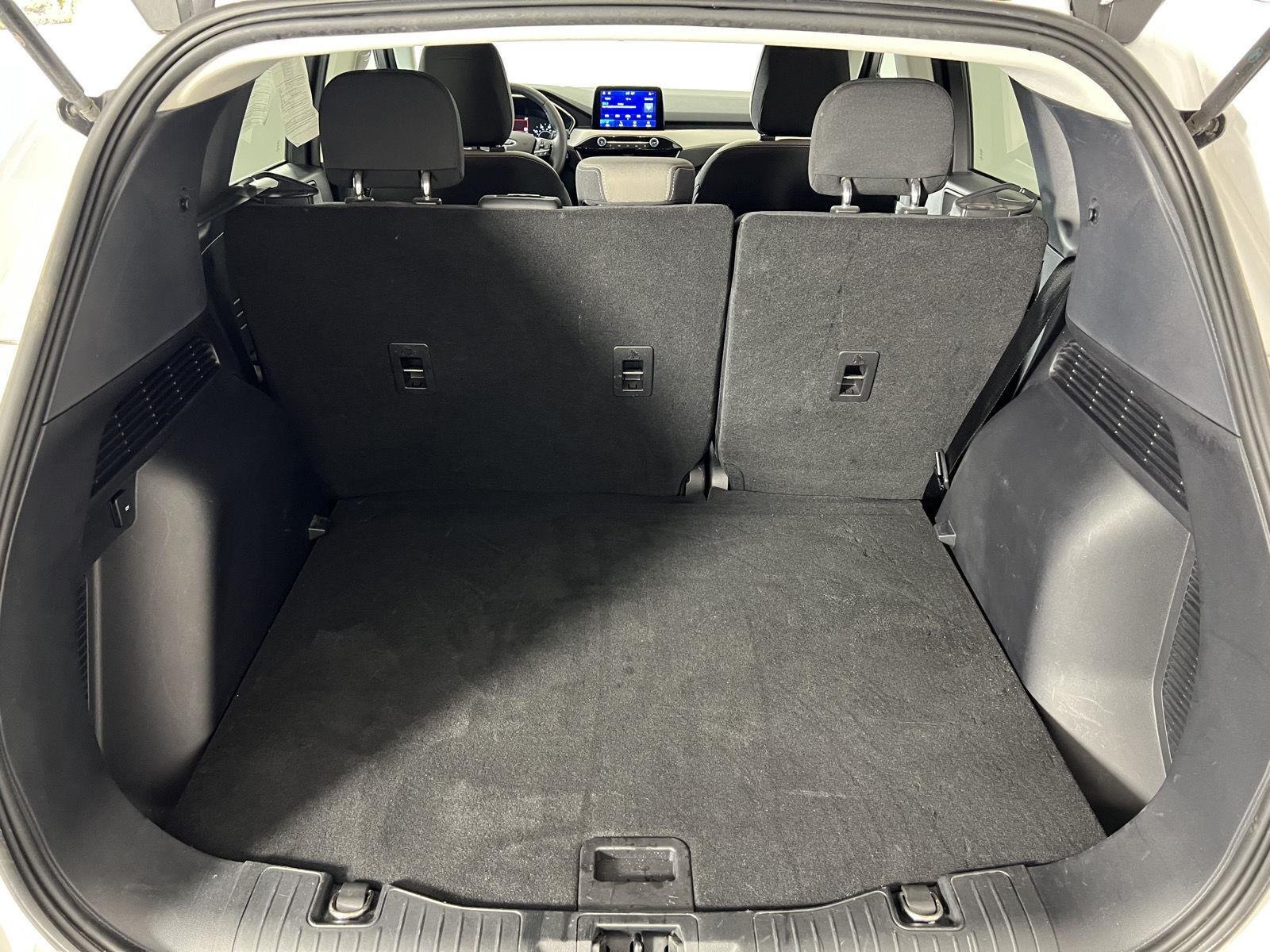 Used 2022 Wh Ford SE image 19