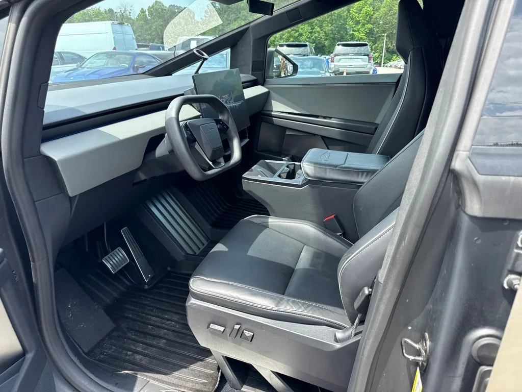 Used 2024  Tesla Base image 3