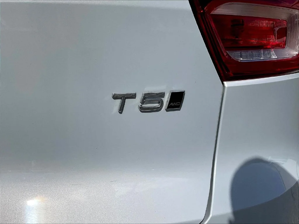 Used 2021 Crystal White Metallic Volvo R-Design image 23