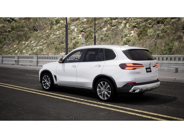 New 2026 Mineral White Metallic BMW xDrive40i image 2