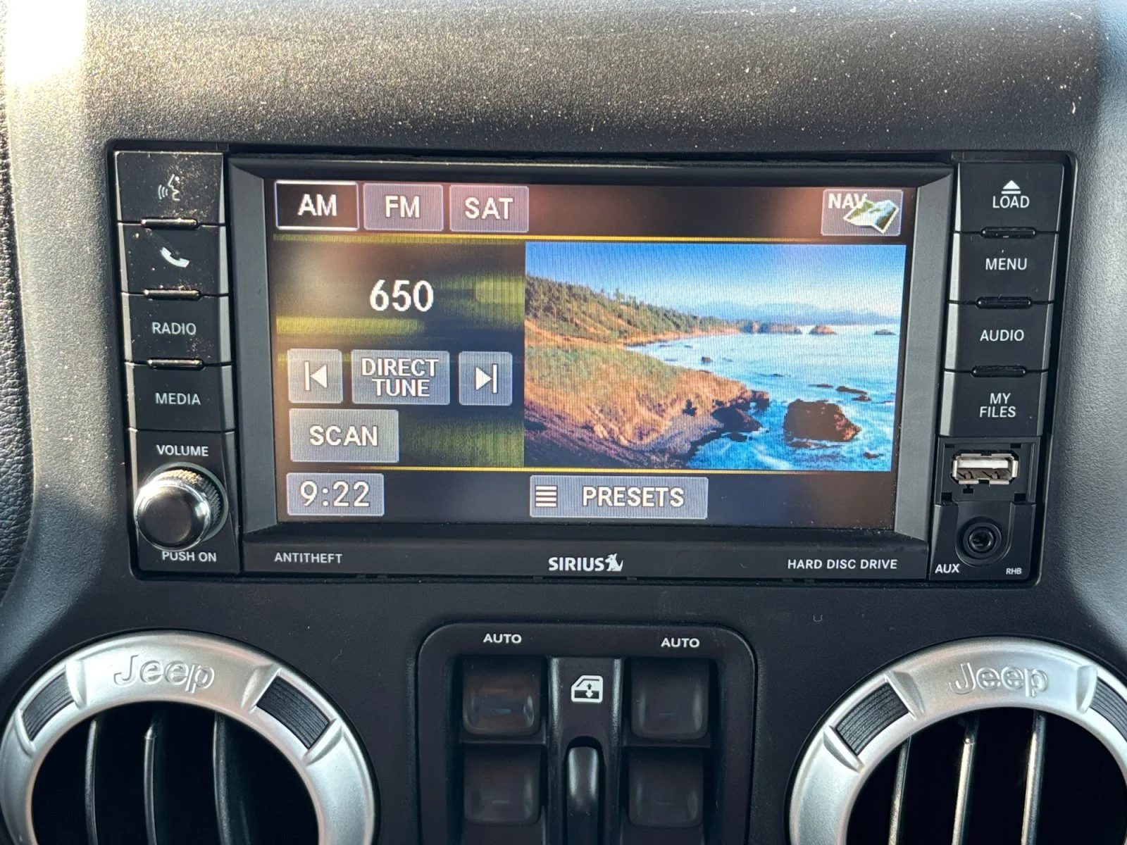Used 2016 Silver Jeep Sahara image 21
