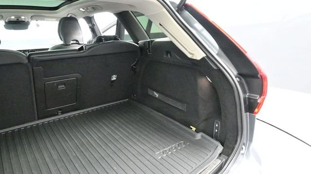 Used 2019 Gray Volvo T6 Momentum image 19