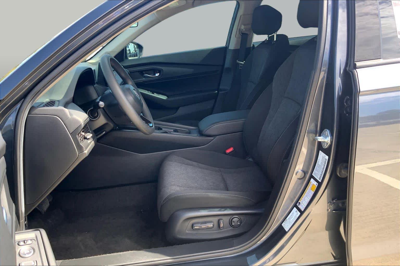 Used 2025 Meteorite Gray Metallic Honda SE image 8