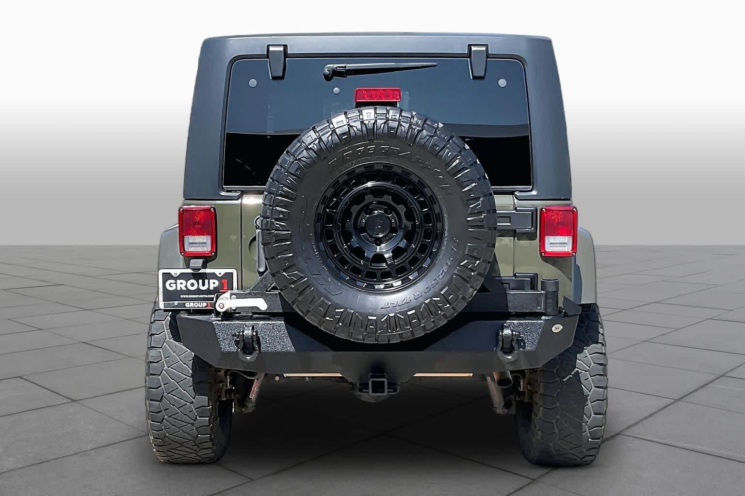 Used 2015 Tank Clearcoat Jeep Sahara image 5