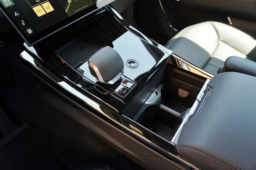 New 2026 Fuji White Land Rover SE image 27
