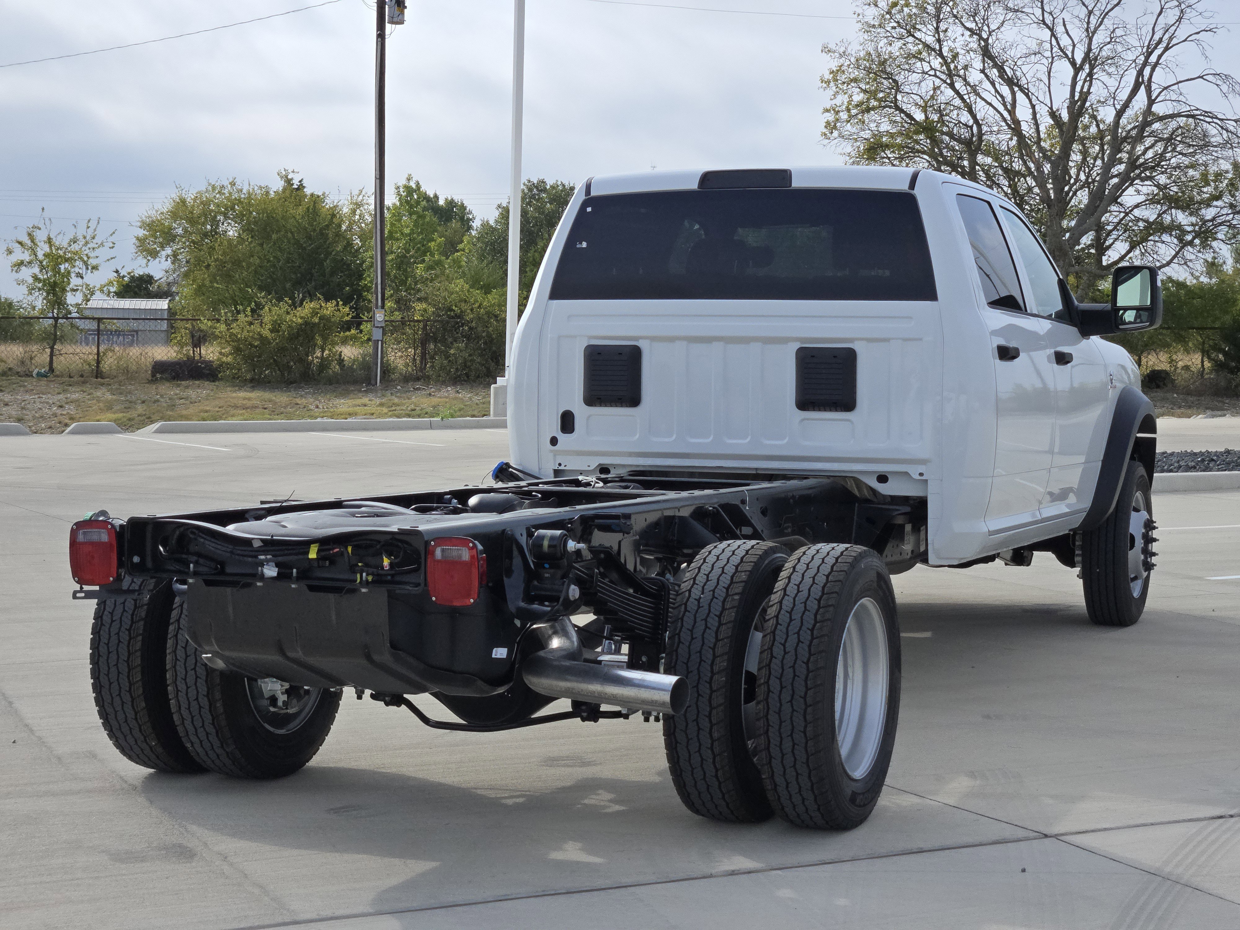 New 2026 Bright White Clear-Coat Exterior Paint RAM Tradesman image 4