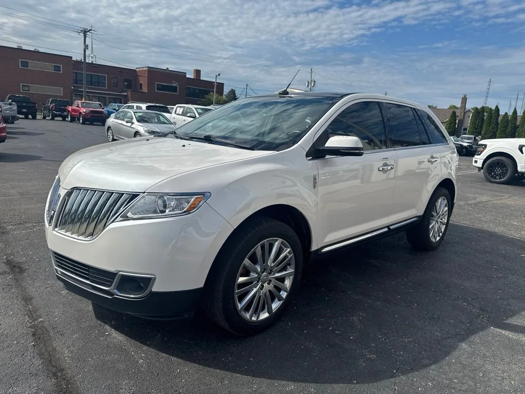 Used 2015 White Lincoln Base image 7