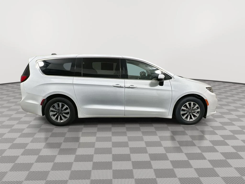 Used 2023 White Chrysler Touring L image 9