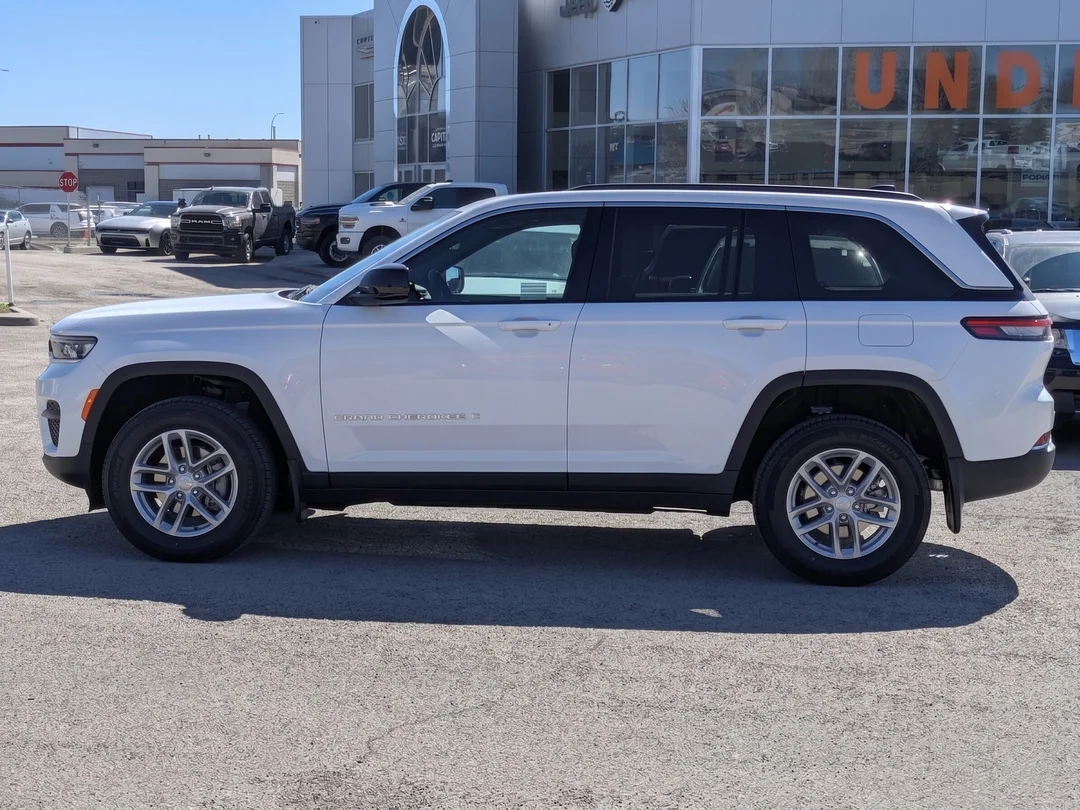 New 2026 White Jeep Laredo - - 4x4 - Classic Theme - 8.4-inch Touchscreen - Heated Seats & Steering Wheel & More! image 5