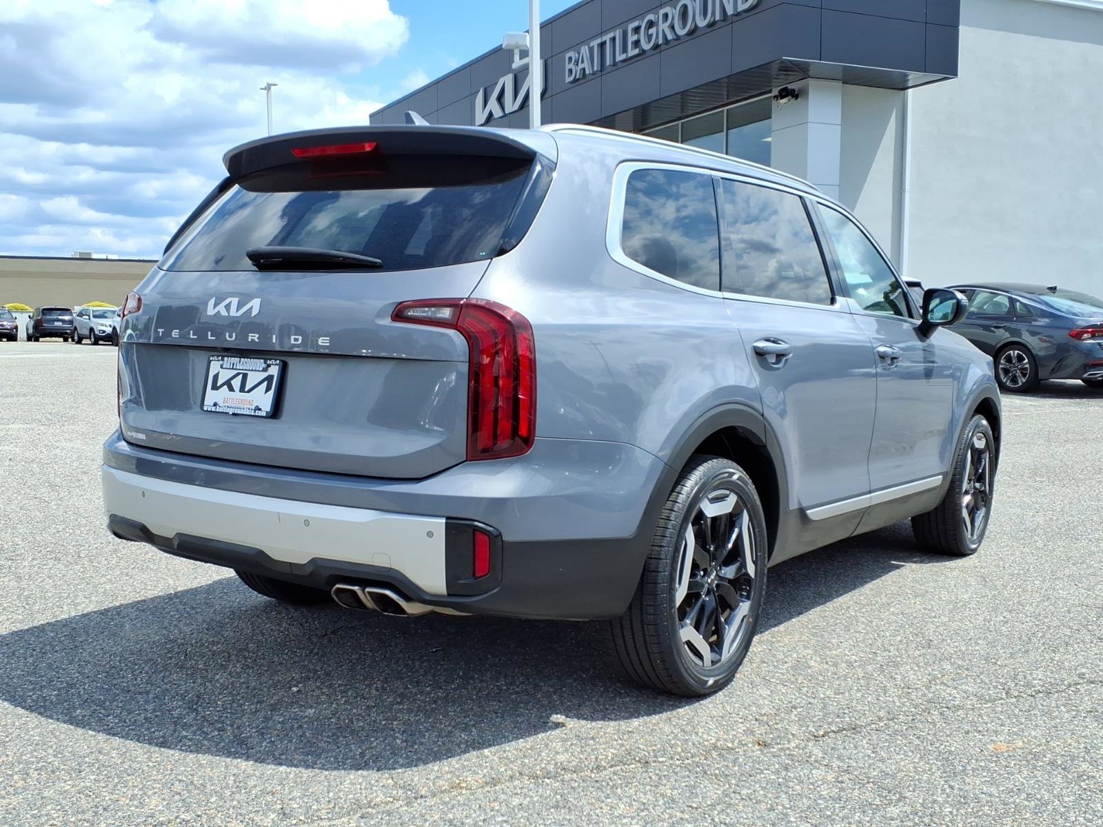 Used 2024 Everlasting Silver Kia S image 24