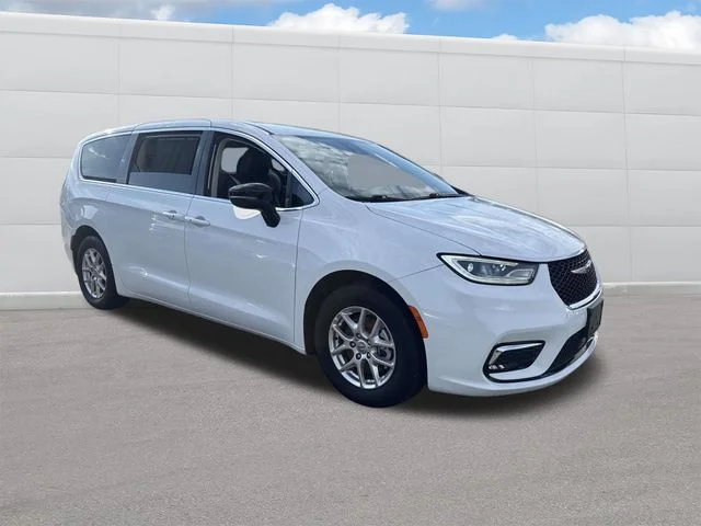 2024 Chrysler Pacifica Touring L - Photo 12