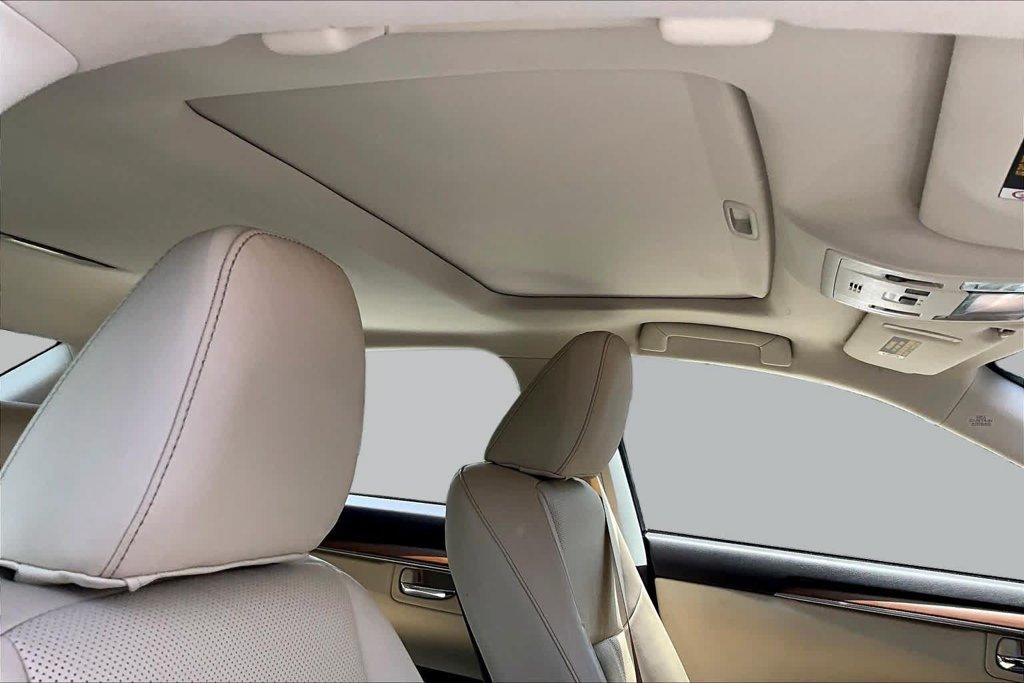 Used 2018 White Lexus 300h image 12