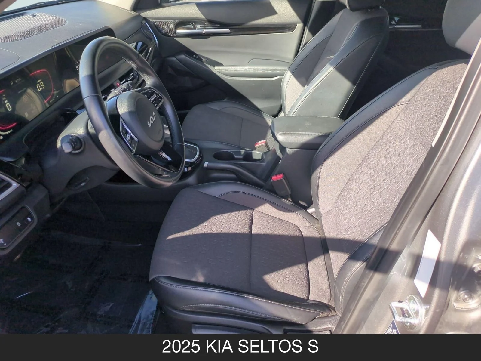 2025 Kia Seltos S - Photo 14