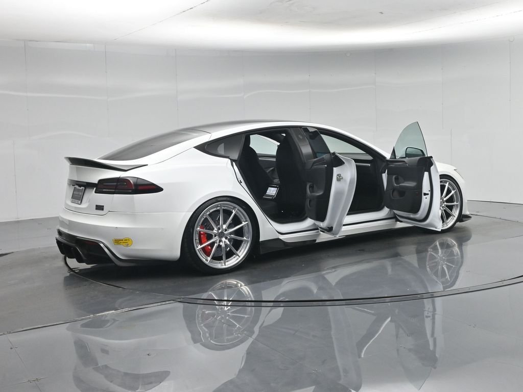 Used 2022 White Tesla Plaid image 4