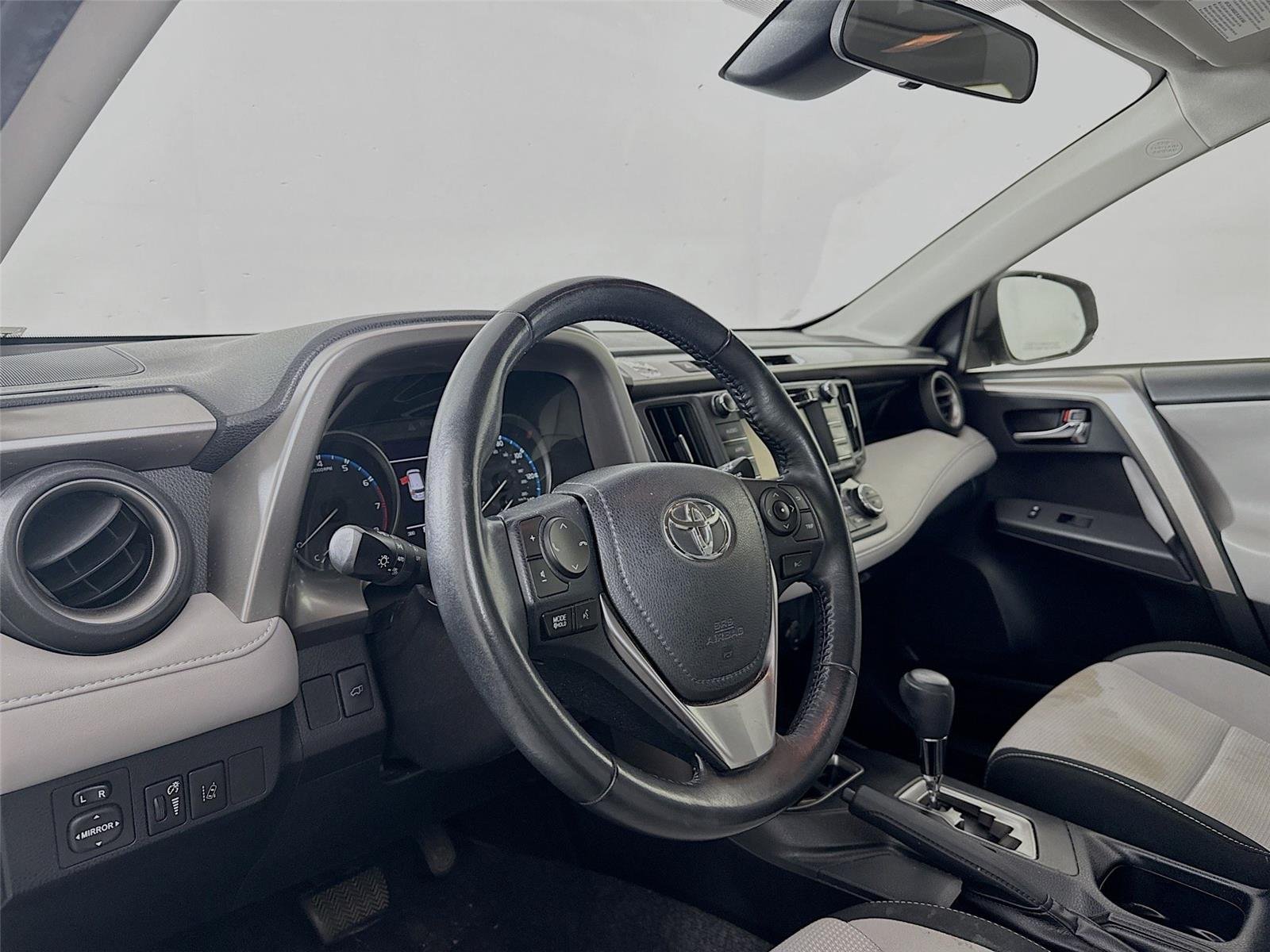 Used 2018 Silver Sky Metallic Toyota XLE image 11