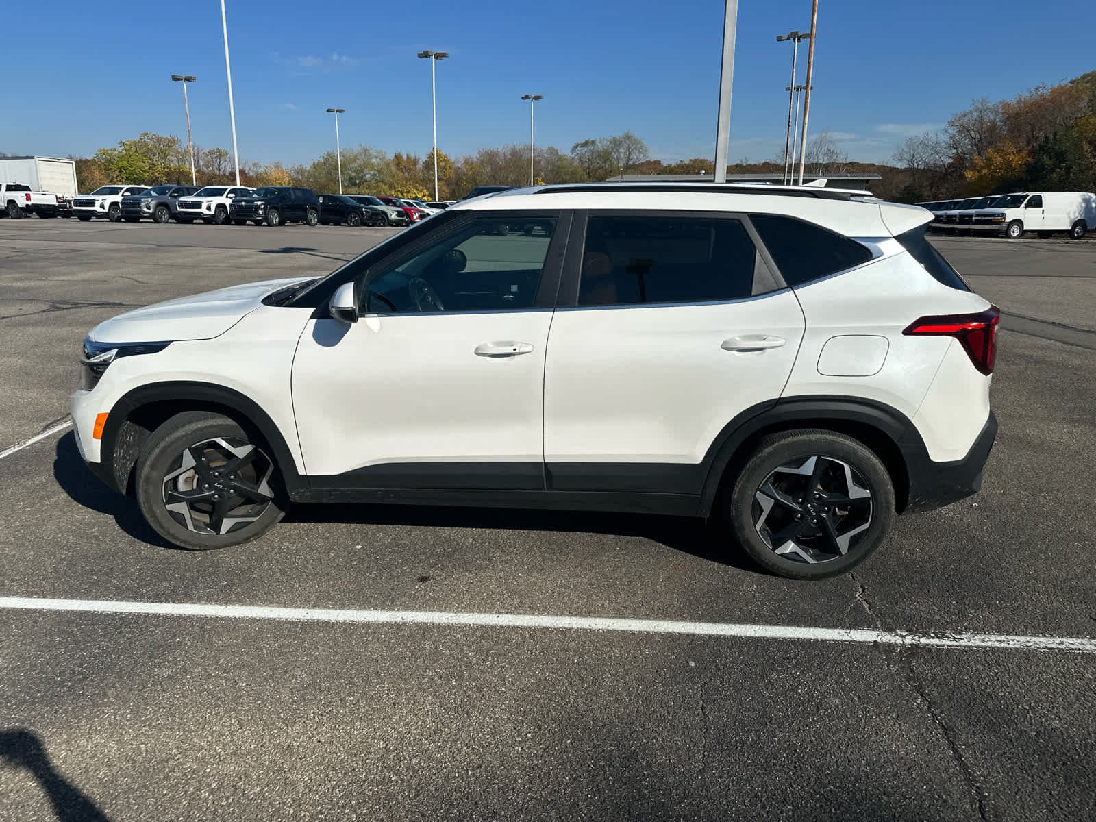 Used 2024 Snow White Pearl Kia EX image 4