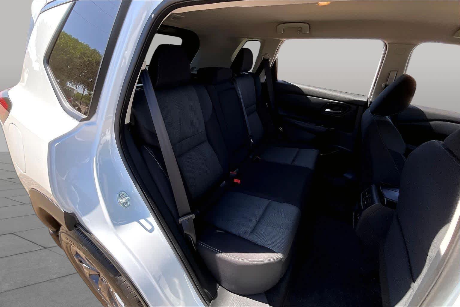 Used 2025 Everest White P Nissan SV image 18