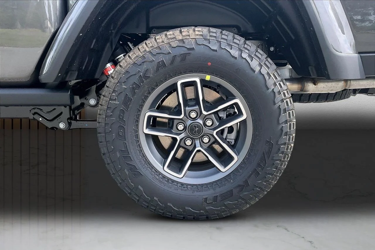 New 2026 Granite Crystal Metallic Clear-Coat Exterior Paint Jeep Mojave image 32