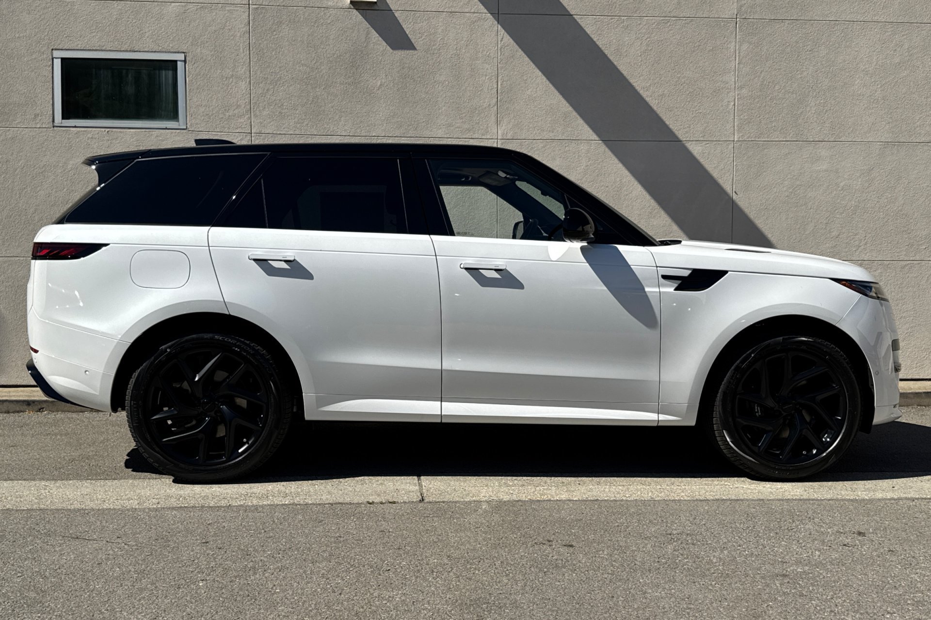 New 2026 Ostuni Pearl White Land Rover Dynamic SE image 8