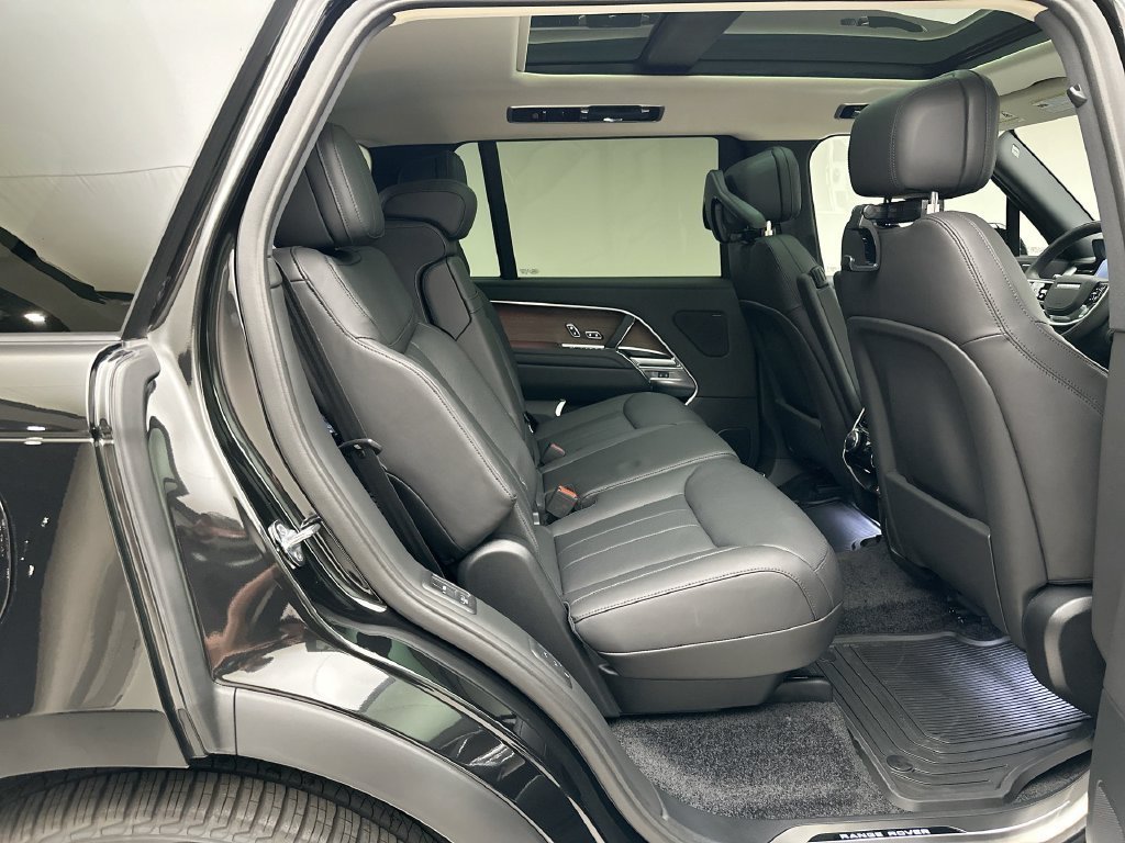New 2027 Santorini Black Metallic Land Rover SE image 7