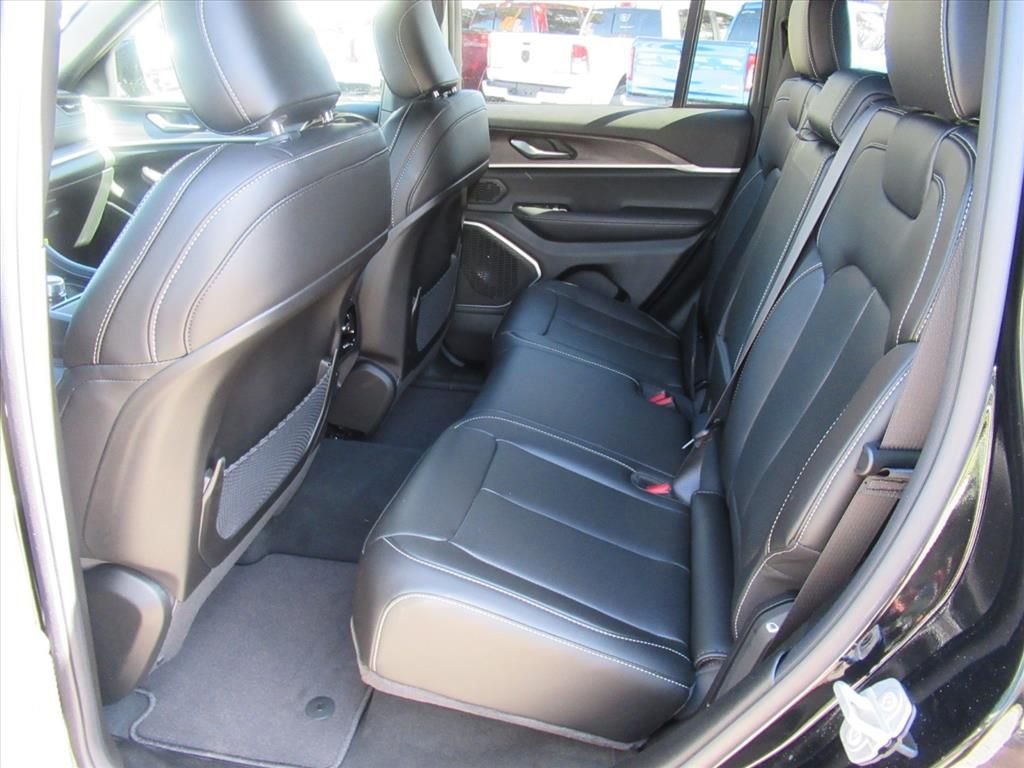New 2026 Diamond Black Crystal Pearl-Coat Exterior Paint Jeep Limited image 32