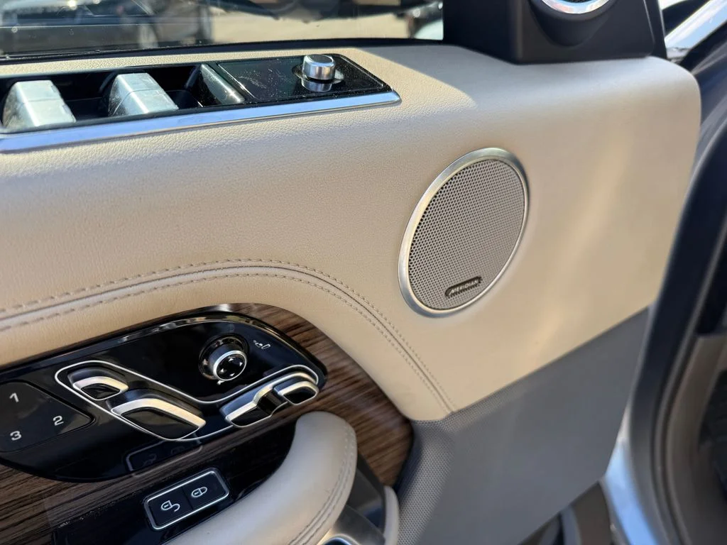 Used 2019 Blue Land Rover 3.0L V6 Supercharged HSE image 19