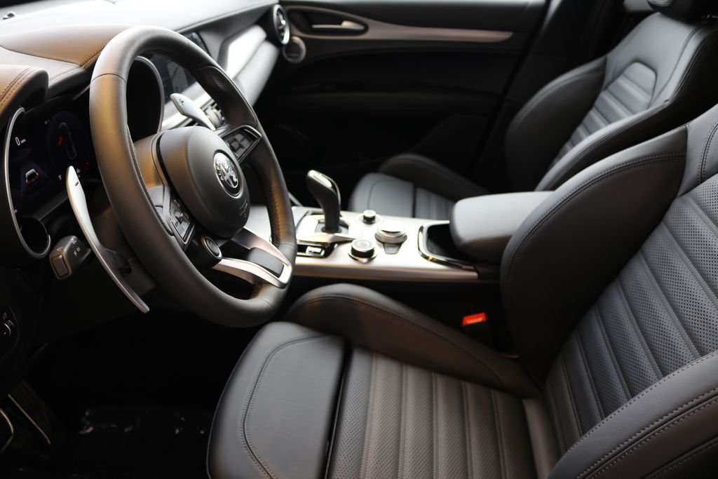 2025 Alfa Romeo Stelvio Base - Photo 17